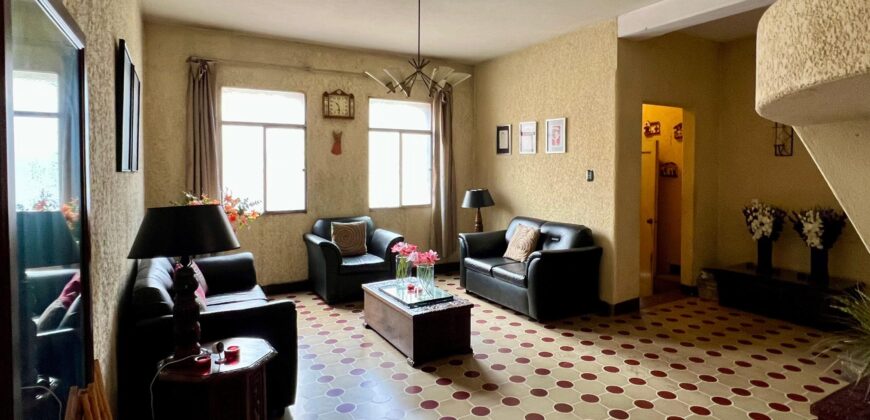 CASA EN VENTA ZONA 1 SOBRE 7MA AVENIDA   