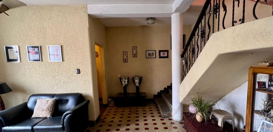 CASA EN VENTA ZONA 1 SOBRE 7MA AVENIDA   