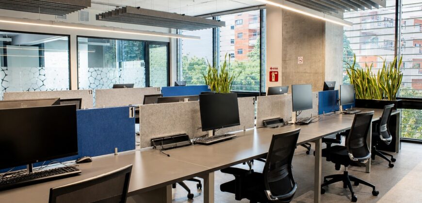 OFICINA EQUIPADA EN RENTA, ZONA 10 EDIFICIO OPTIMA