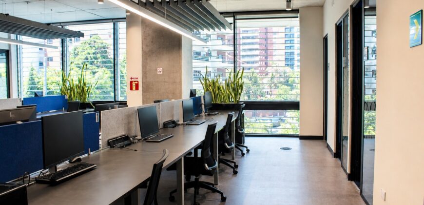 OFICINA EQUIPADA EN RENTA, ZONA 10 EDIFICIO OPTIMA