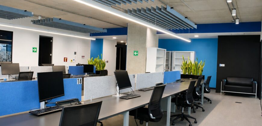 OFICINA EQUIPADA EN RENTA, ZONA 10 EDIFICIO OPTIMA