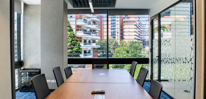 OFICINA EQUIPADA EN RENTA, ZONA 10 EDIFICIO OPTIMA